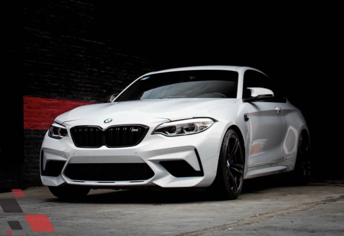 BMW M2 Competition, frontal en estudio